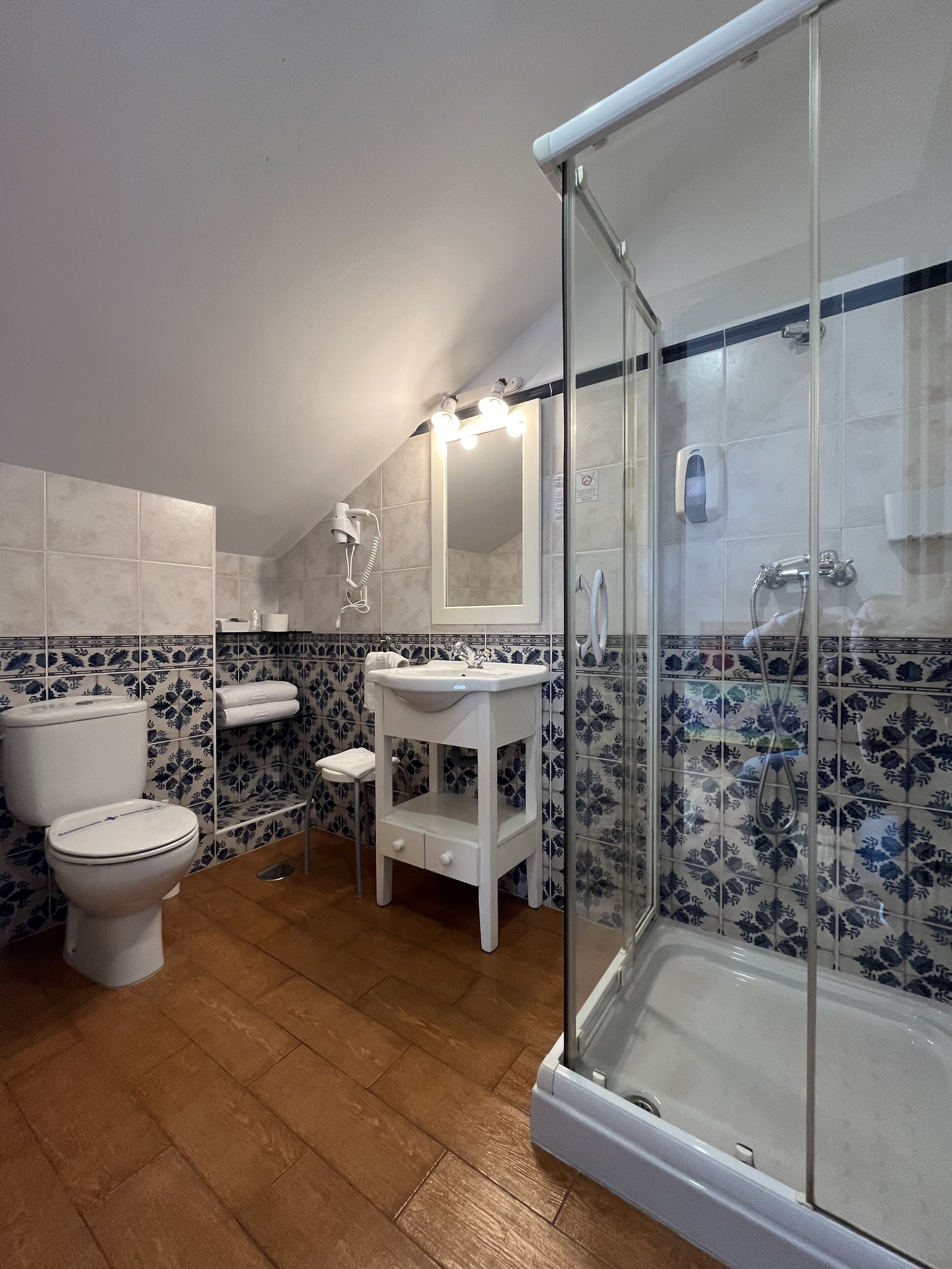 basic double or twin room, 1 double or 2 single beds | bathroom | free toiletries, hair dryer, towels, soap