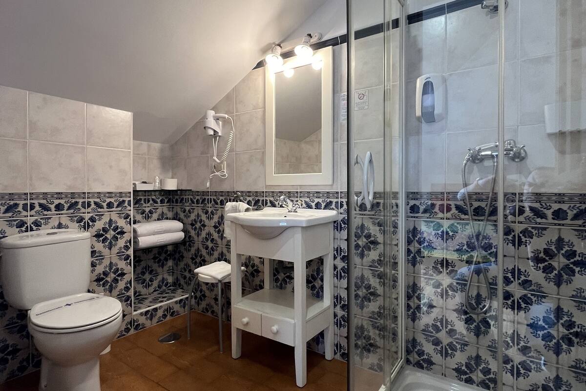 basic double or twin room, 1 double or 2 single beds | bathroom | free toiletries, hair dryer, towels, soap