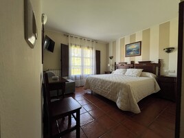Habitación básica con 1 cama doble o 2 individuales, 1 cama doble o 2 individuales | Escritorio, wifi gratis, ropa de cama