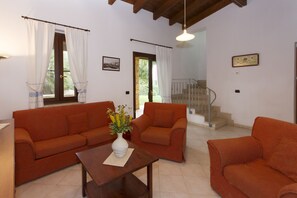 Deluxe Apartment, 3 Bedrooms | Living area | 40-inch Smart TV with satellite channels, TV - Residenze di Campagna San Giuliano (Alghero)