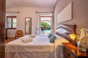 Villa, 4 camere da letto | Una cassaforte in camera, postazione laptop, ferro/asse da stiro