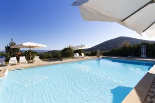 3 piscine all'aperto, ombrelloni da piscina, lettini