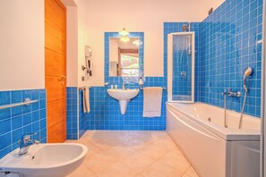 Apartament Deluxe, 3 dormitoris | Bany | Articles de tocador de disseny, assecador de cabells i bidet 