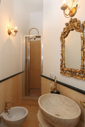 Standard-Doppelzimmer | Badezimmer | Dusche, Haartrockner, Handtücher