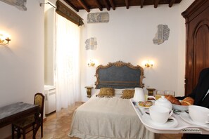 Triple Room | Room service - dining - Navona Governo Vecchio (Rome)