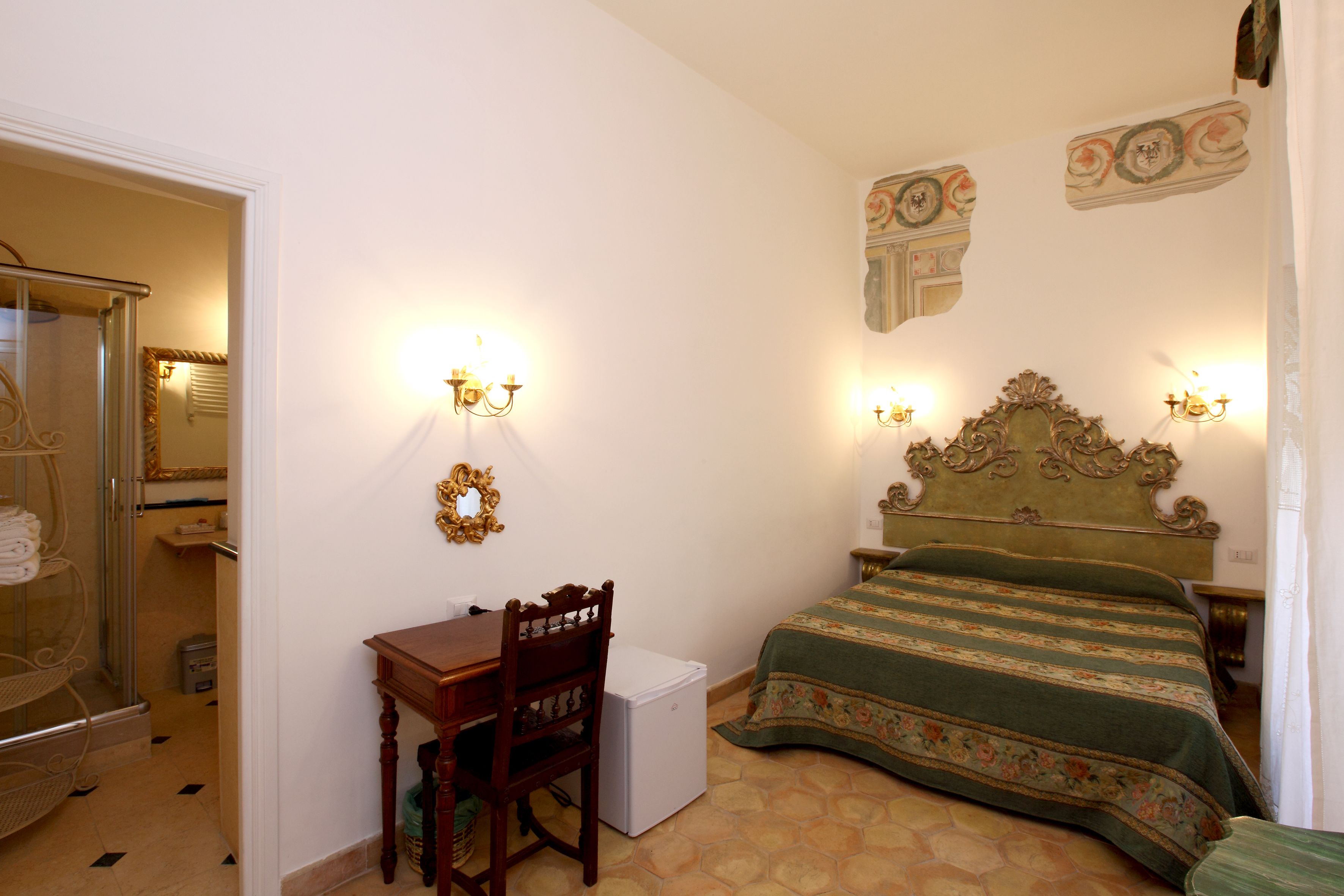 standard double room | minibar, in-room safe, desk, cots/infant beds