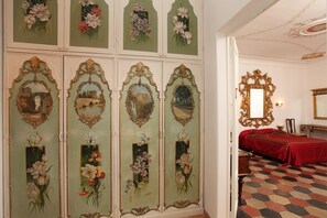 Quadruple Room | Minibar, in-room safe, desk, cribs/infant beds - Navona Governo Vecchio (Rome)