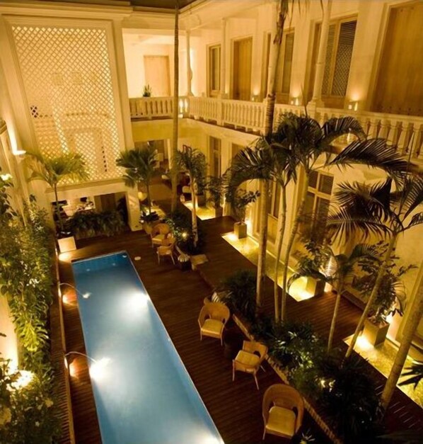 2 outdoor pools, pool umbrellas, sun loungers - Casablanca Belle & Boutique (Cartagena)
