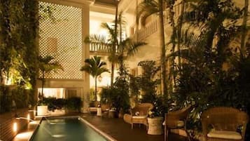 2 kolam renang terbuka, payung kolam, kerusi lepak pantai