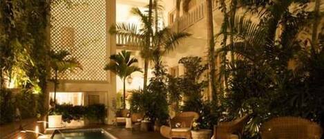 2 buitenzwembaden, parasols voor strand/zwembad