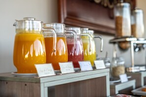 Eine Getränkeausgabe mit beschrifteten Karaffen verschiedener Getränke.