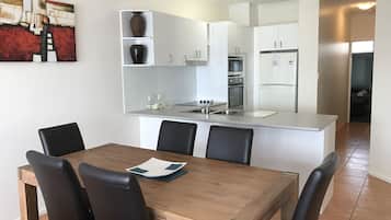 Apartment, 2 Schlafzimmer, Meerblick | Essbereich im Zimmer