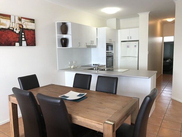 Apartment, 2 Bedrooms, Ocean View | In-room dining