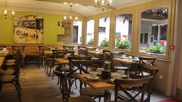 Päivittäinen buffetaamiainen (13.50 EUR per henkilö)