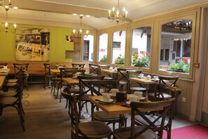 Daily buffet breakfast (EUR 13.50 per person) - Le Gouverneur (Obernai)