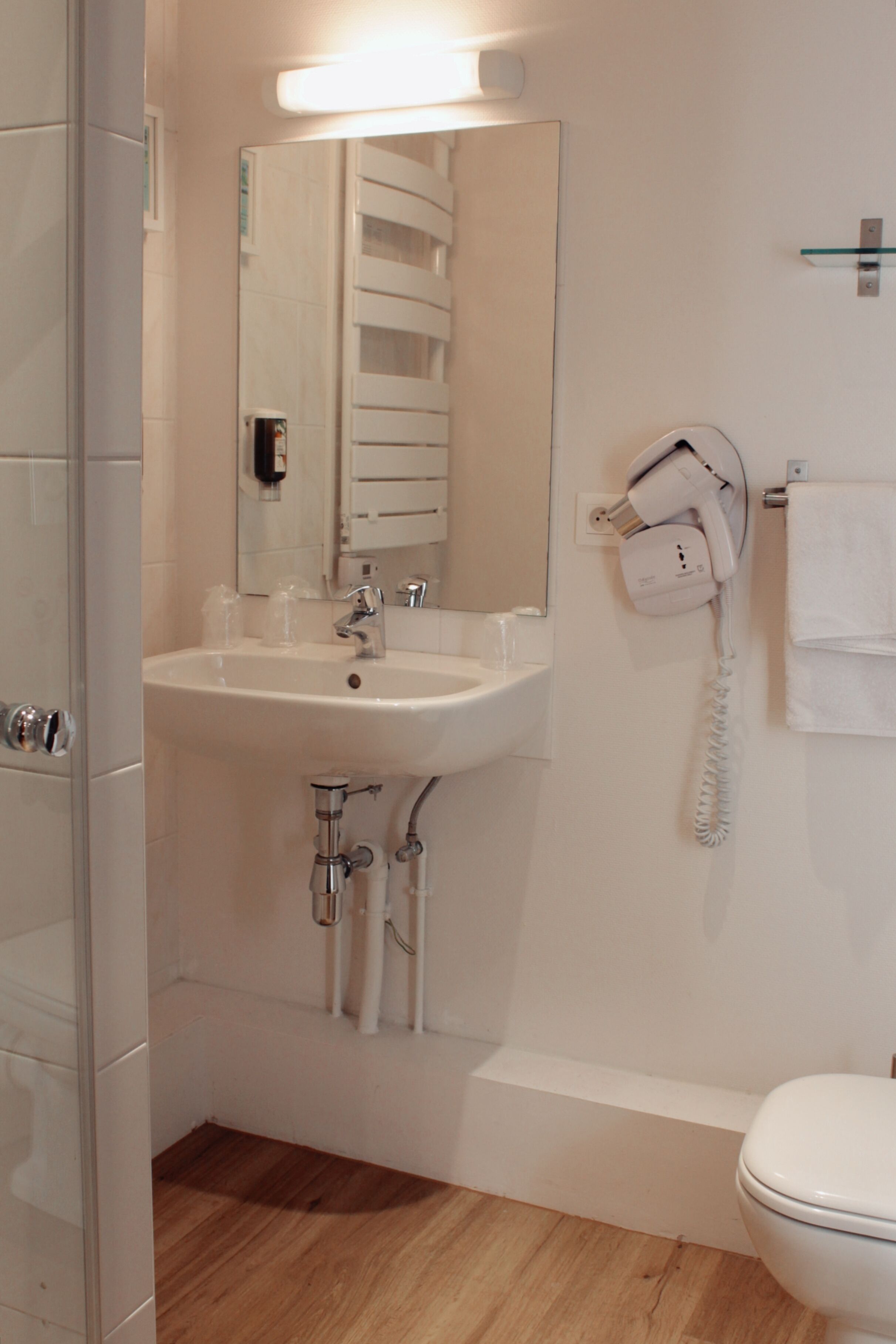 shower, free toiletries, hair dryer, towels