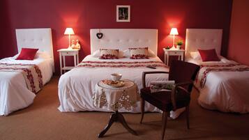 Habitación cuádruple | Ropa de cama de alta calidad, escritorio, insonorización y wifi gratis