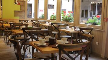 Desayuno buffet todos los días (EUR 13.50 por persona)