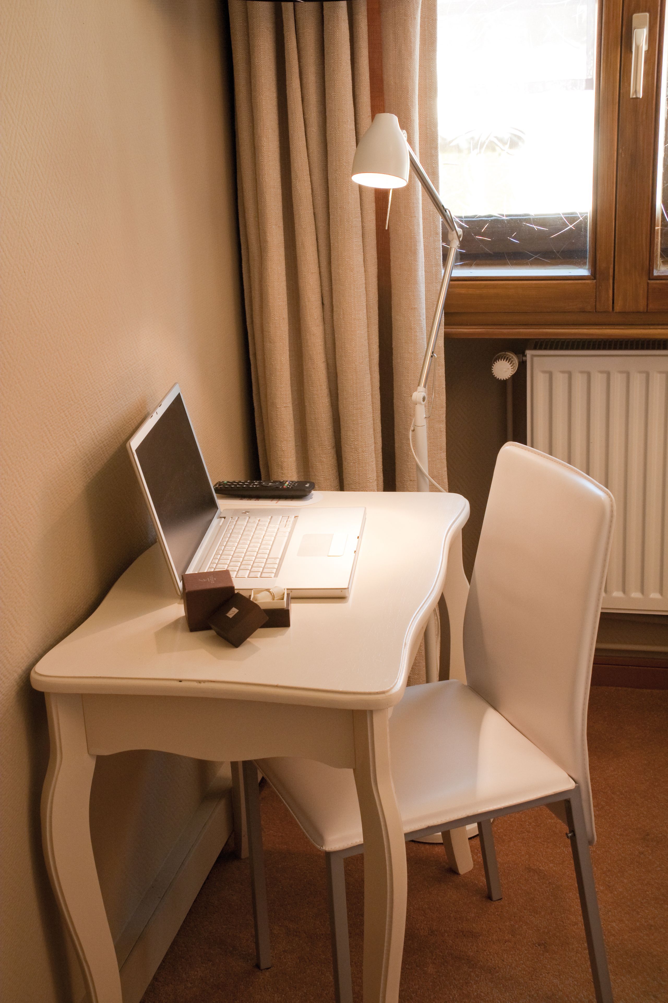 single room | premium bedding, desk, soundproofing, free wifi