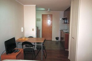 Refrigerador con freezer, microondas, tetera/pava eléctrica