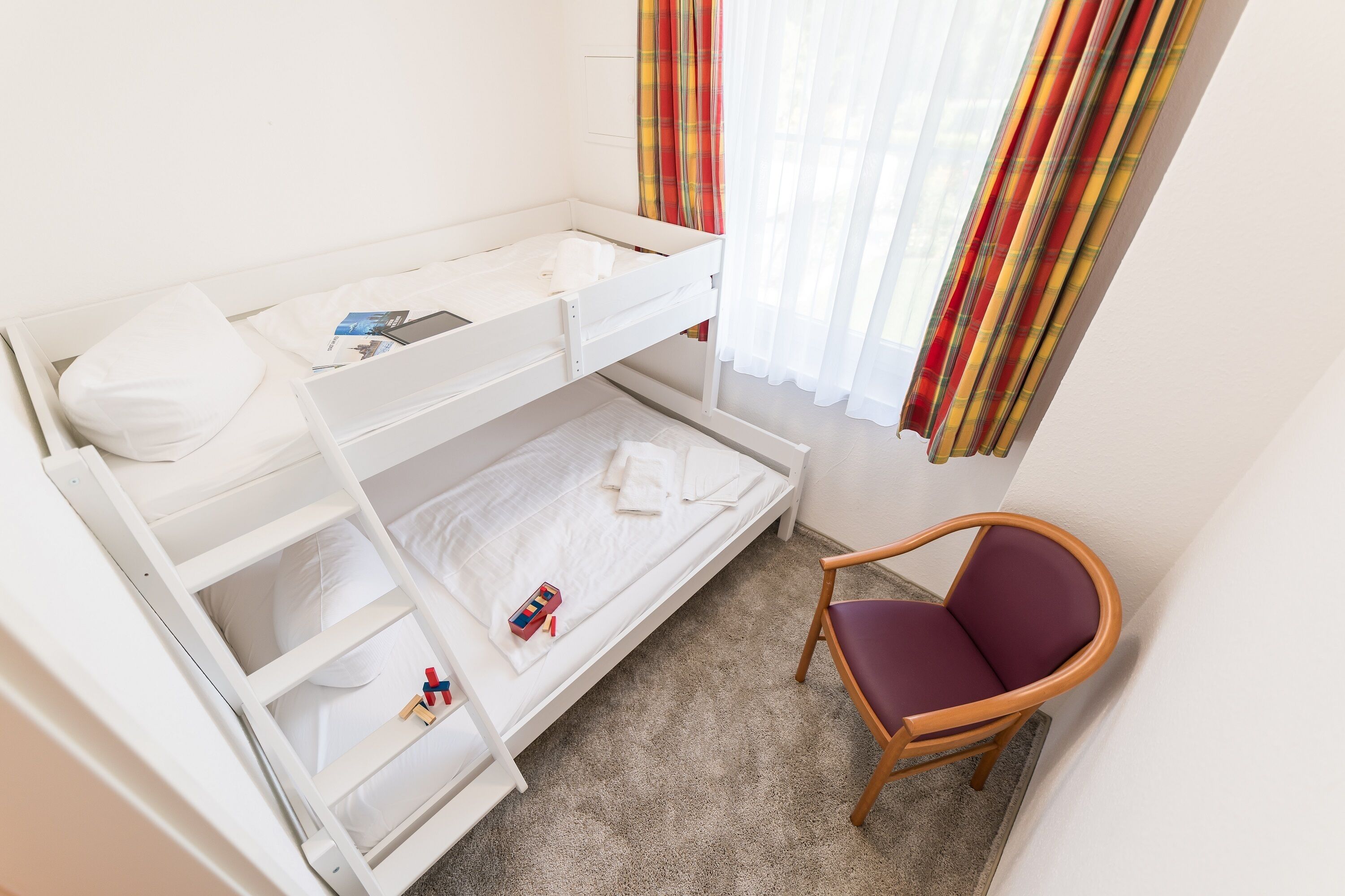 Familien Zimmer mit Terrasse & Meerblick | Hypo-allergenic bedding, desk, free cots/infant beds, free WiFi