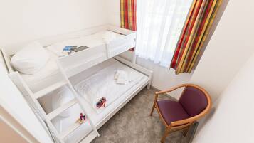 Familien Zimmer mit Terrasse & Meerblick | Hypo-allergenic bedding, desk, free cots/infant beds, free WiFi