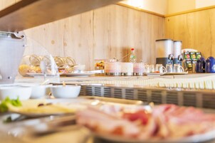 Desayuno buffet diario (EUR 15 por persona)