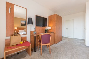 Familien Zimmer mit Terrasse & Meerblick | 起居区 | 70-厘米纯平电视 （配备有线频道）、电视