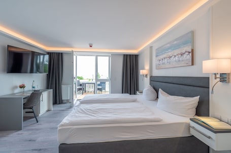 Double Room, Sea View | 1 bedroom, hypo-allergenic bedding, desk, free cribs/infant beds