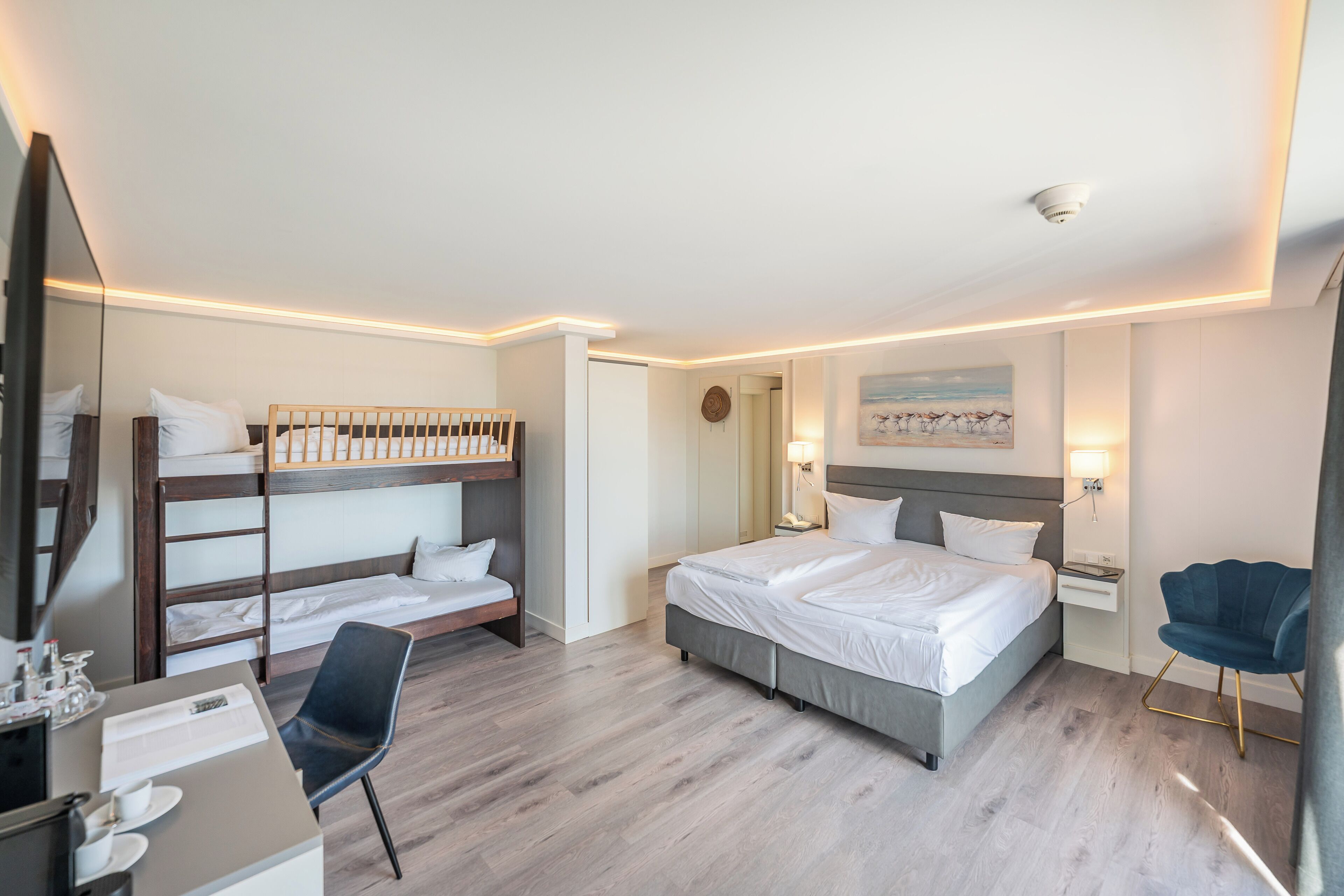 Familien Zimmer mit Terrasse & Meerblick | Allergitestet sengetøy, skrivebord og barnesenger (inkludert)