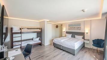 Familien Zimmer mit Terrasse & Meerblick | Allergitestet sengetøy, skrivebord og barnesenger (inkludert)