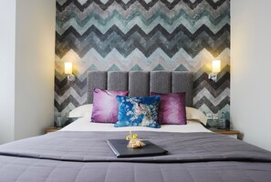 Premium bedding, individually decorated, individually furnished, desk - Cleveland Hotel (Torquay)