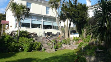 Vista frontal de la propiedad