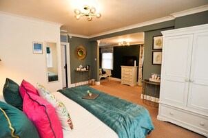 Quarto com cama, cômoda, escrivaninha e cadeira.
