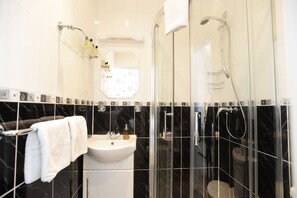 Superior Double Room, Ensuite | Bathroom | Shower, free toiletries, hair dryer, towels