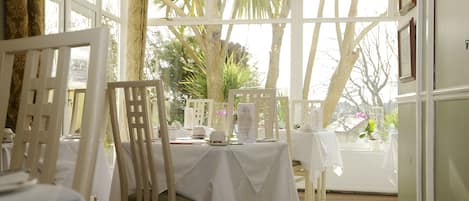 Daily full breakfast (GBP 15 per person)