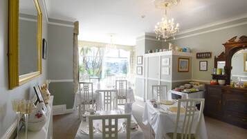 Daily full breakfast (GBP 15 per person)