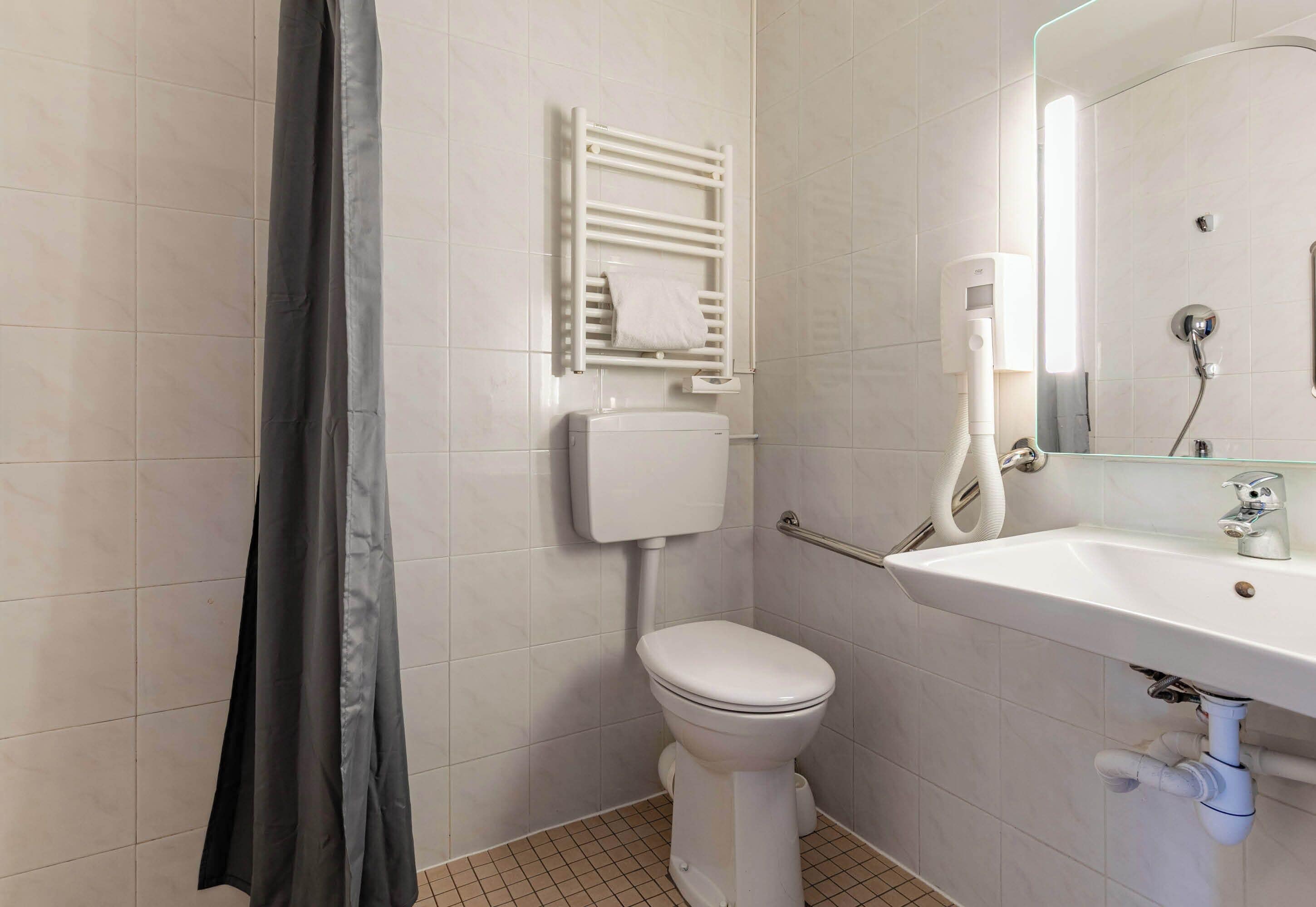 double room, accessible | bathroom | shower, hair dryer, towels, soap