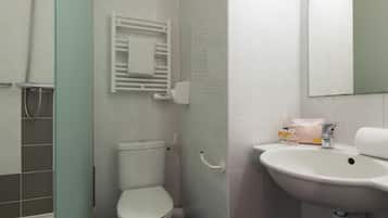 Un bagno con il water, un lavandino e una doccia.