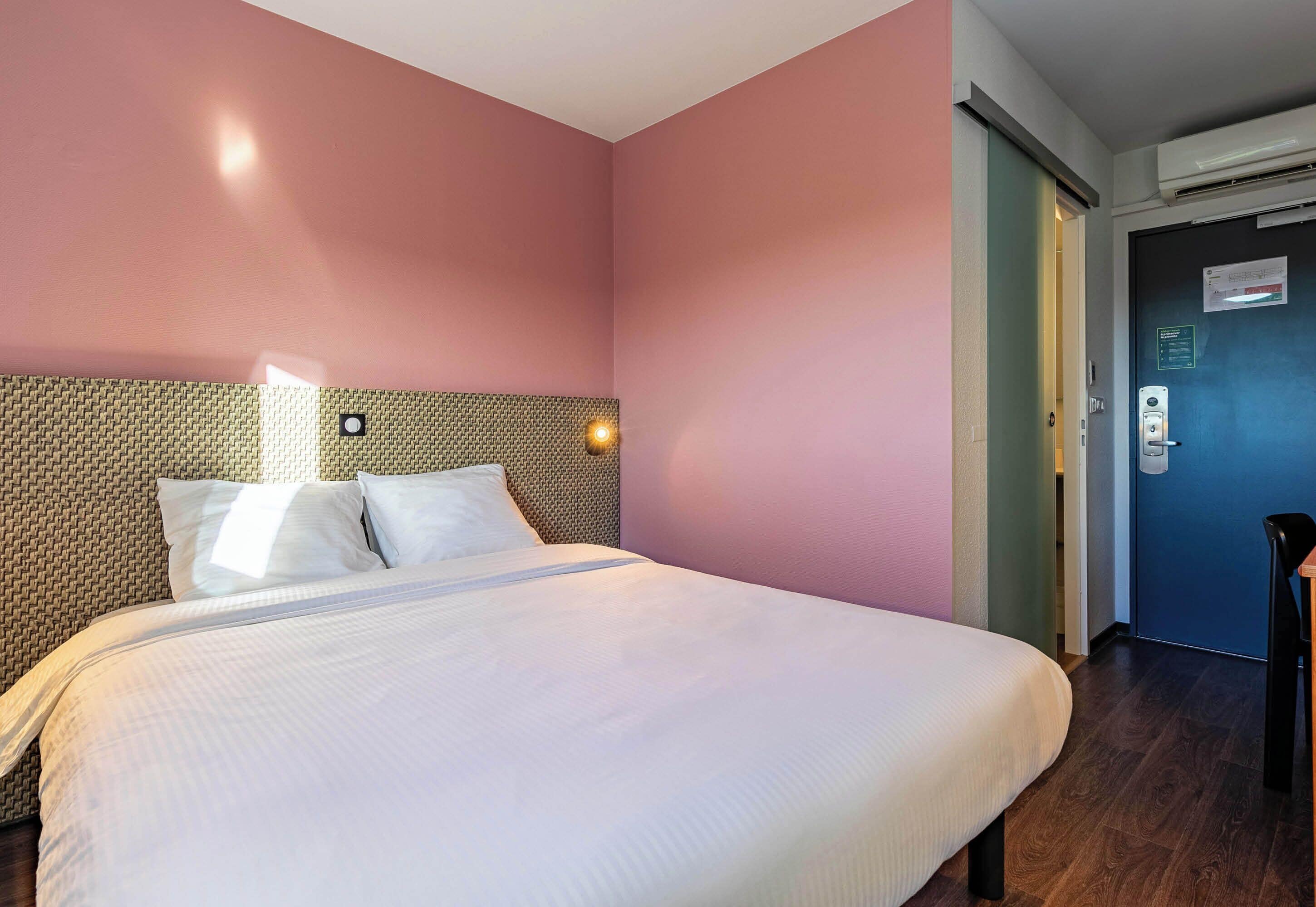 double room | 1 bedroom, desk, laptop workspace, iron/ironing board