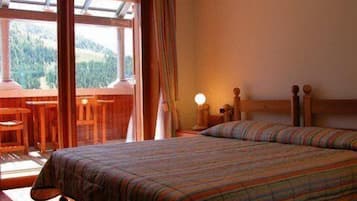 Minibar, Zimmersafe, Schreibtisch, Verdunkelungsvorhänge