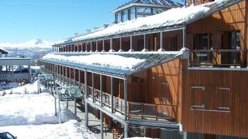 Un edificio in legno con una tettoia e una sezione superiore con copertura in vetro.