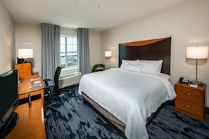 Rom, 1 kingsize-seng, havneutsikt | Skrivebord, strykejern/-brett og barnesenger (inkludert)