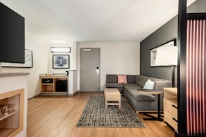 Hypo-allergenic bedding, down comforters, desk, laptop workspace - Hyatt Place Santa Fe (Santa Fe)
