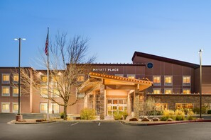 A hotel with a 'Hyatt Place' sign, a flag, and a well-lit entrance. - Hyatt Place Santa Fe (Santa Fe)