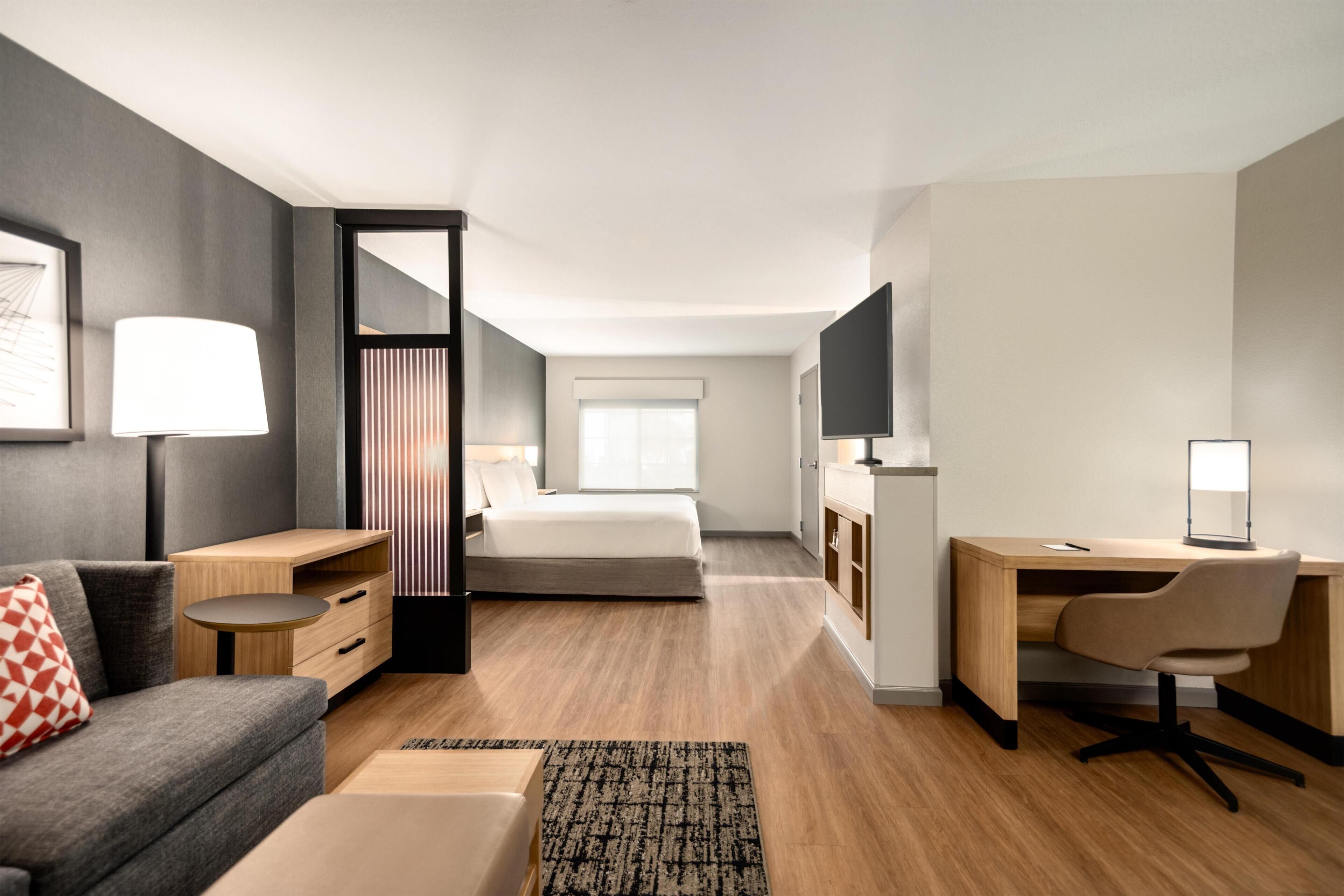 Chambre, 1 très grand lit et 1 canapé-lit, accessible aux personnes à mobilité réduite, baignoire | Literie hypoallergénique, couette en duvet d'oie, bureau