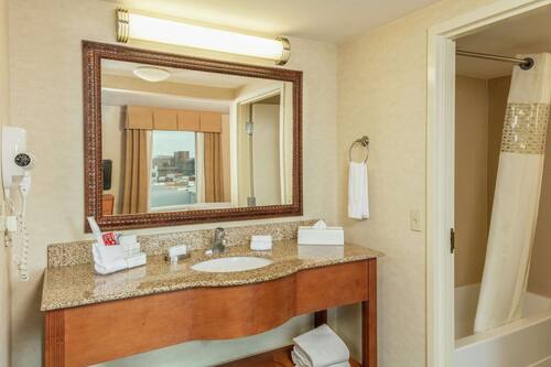 Combined shower/bathtub, rainfall showerhead, hair dryer, towels