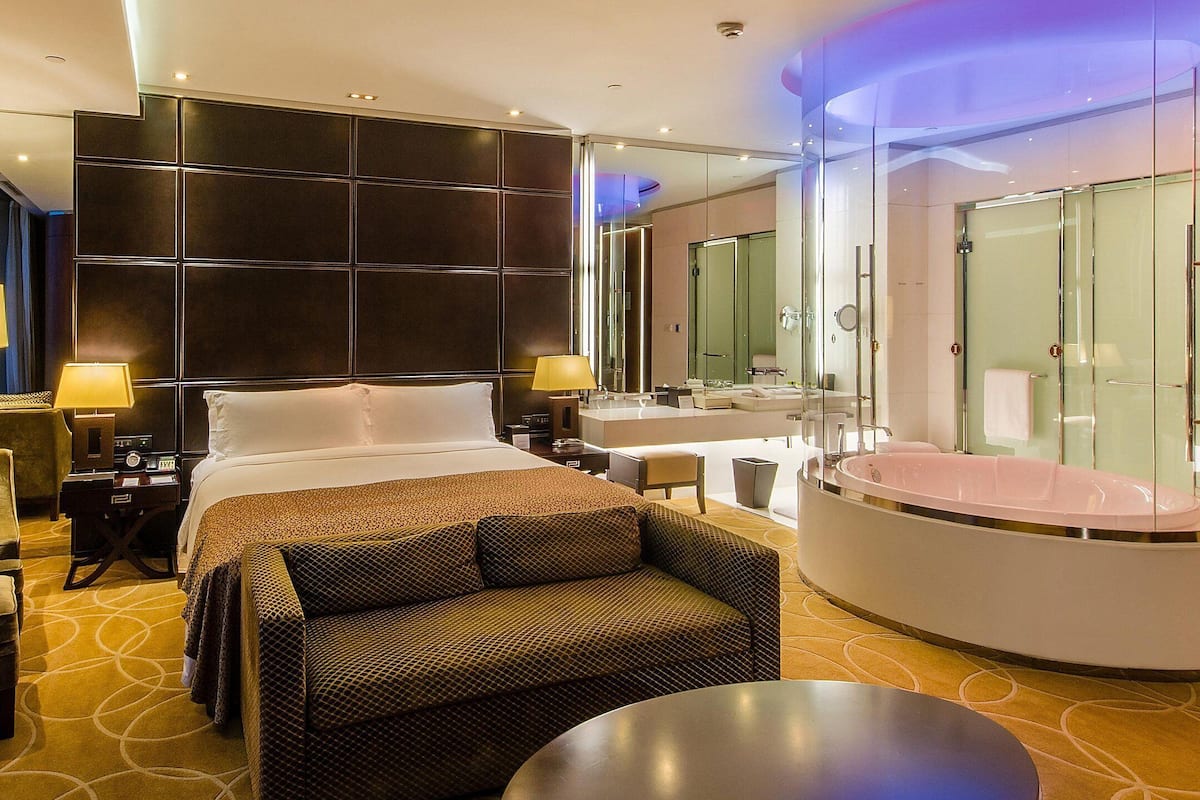 1 bedroom, premium bedding, down duvets, free minibar items