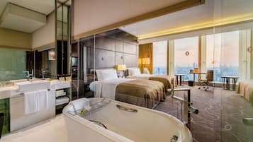 Luxe beddengoed, donzen dekbedden, een minibar met enkele gratis items