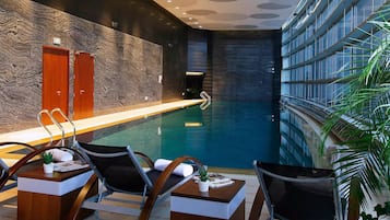 Una piscina techada, una piscina al aire libre